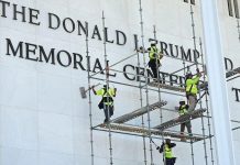 Суд зобов’язав прибрати ім’я Трампа з фасаду Кеннеді-центру у Вашингтоні Риштування на фасаді Кеннеді-центру у Вашингтоні під час демонтажу імені Трампа.