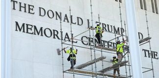 Суд зобов’язав прибрати ім’я Трампа з фасаду Кеннеді-центру у Вашингтоні Риштування на фасаді Кеннеді-центру у Вашингтоні під час демонтажу імені Трампа.