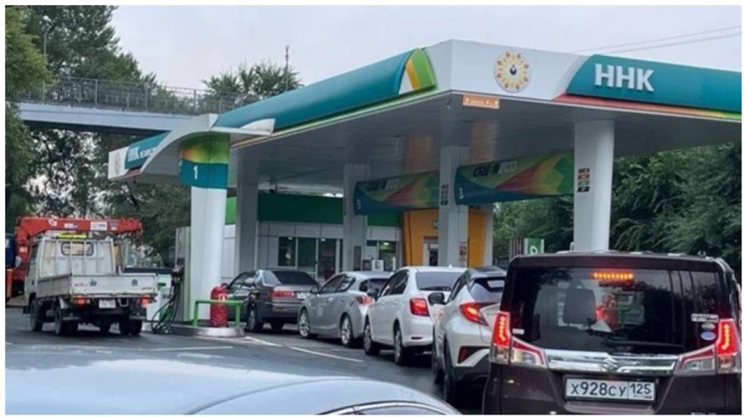 Автозаправна станція з порожніми стелами у Росії на фоні паливної кризи