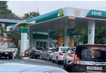 Автозаправна станція з порожніми стелами у Росії на фоні паливної кризи