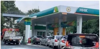 Автозаправна станція з порожніми стелами у Росії на фоні паливної кризи