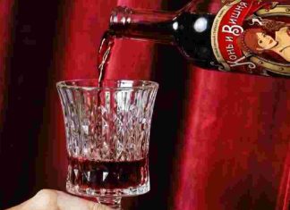 A copy of the Ukrainian «Drunken Cherry» was opened in Russia: only the name was changed Interior of the Horse and Cherry restaurant in Kazan with the logo and cherry drinks
