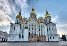 Уламки безпілотника на території Києво-Печерської лаври після атаки в Києві