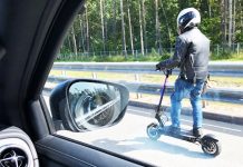 Електросамокат на міській вулиці в Україні