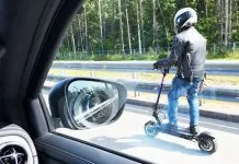 Електросамокат на міській вулиці в Україні