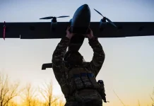 Як дрони та прозорість бойових дій формують новий облік війни Безпілотний літальний апарат на полі бою в сучасному конфлікті.