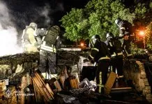 Зруйновані гаражі та пошкоджені багатоповерхівки в Основ’янському районі Харкова після атаки БпЛА.
