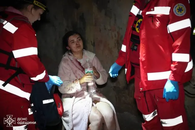 Медики надають допомогу постраждалій жінці після атаки БпЛА в Одесі