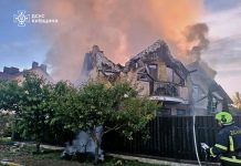 Пожежні ліквідовують вогонь після ракетних ударів у житловому секторі Київщини.
