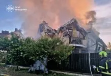 Росія атакувала Київщину ракетами і дронами: масштабні пожежі Пожежні ліквідовують вогонь після ракетних ударів у житловому секторі Київщини.