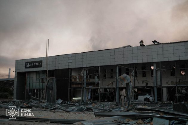 Пошкоджений автосалон у Києві після російського обстрілу 2 червня