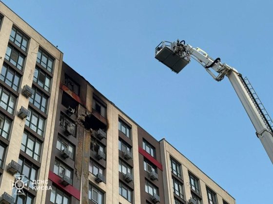 Рятувальники ліквідовують наслідки удару по багатоповерхівці у Києві