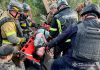 Ворожа атака на Дніпро забрала життя восьми людей Рятувальники евакуюють постраждалих після атаки на Дніпро