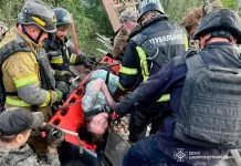 Ворожа атака на Дніпро забрала життя восьми людей Рятувальники евакуюють постраждалих після атаки на Дніпро