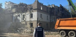 Пошкоджені будівлі після ракетної атаки в ніч на 2 червня 2026 року.