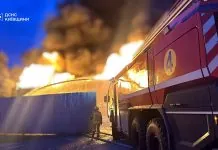 Пожежна машина аеродромного гасіння Rosenbauer та рятувальник ДСНС ліквідують масштабну пожежу в Бориспільському районі після атаки БпЛА