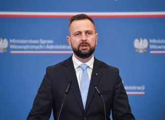 Міністр оборони Польщі Владислав Косіняк-Камиш під час виступу на пресконференції.