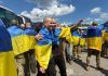 Додому повернулися 186 українців: відбувся новий обмін полоненими Звільнені українські захисники повертаються на рідну землю в оточенні підтримки та прапорів.