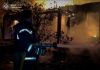 Пожежники ліквідовують пожежі внаслідок обстрілів на Сумщині в ніч з 5 на 6 червня 2026 року.