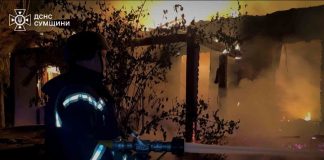 Пожежники ліквідовують пожежі внаслідок обстрілів на Сумщині в ніч з 5 на 6 червня 2026 року.