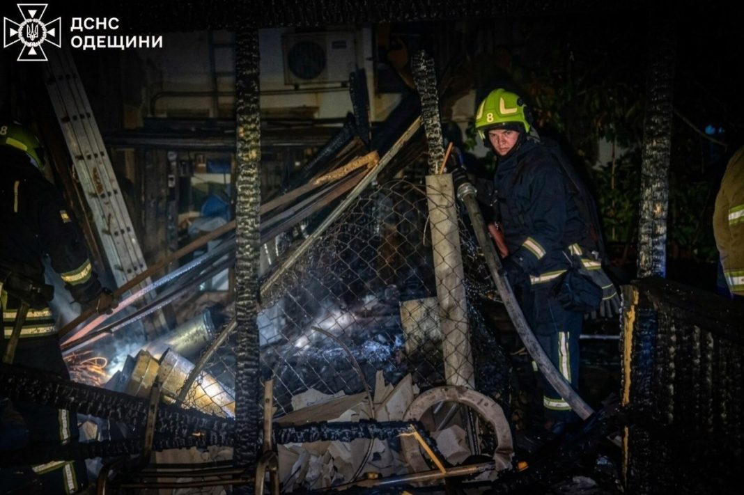 photo_2026-06-07_09-18-15 Пожежа після нічного обстрілу в Одеському районі, рятувальники ліквідовують вогонь