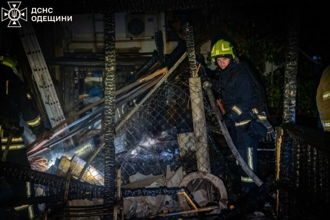 photo_2026-06-07_09-18-15 Пожежа після нічного обстрілу в Одеському районі, рятувальники ліквідовують вогонь