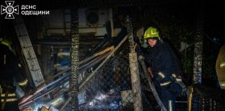 Росія вдарила по Одесі: пошкоджено храм, будинки та газогін Пожежа після нічного обстрілу в Одеському районі, рятувальники ліквідовують вогонь