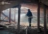 Росіяни атакували Сумщину вночі: пошкоджено житло та інфраструктуру Пожежник ліквідовує вогонь після обстрілу в Сумській області