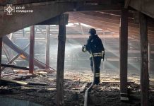 Росіяни атакували Сумщину вночі: пошкоджено житло та інфраструктуру Пожежник ліквідовує вогонь після обстрілу в Сумській області
