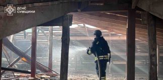 Пожежник ліквідовує вогонь після обстрілу в Сумській області