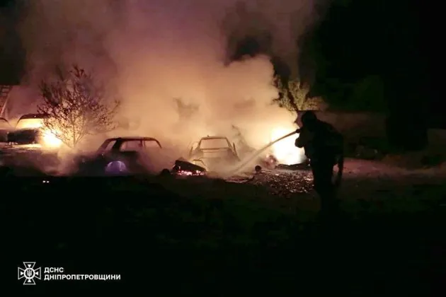 Пожежа автомобілів та житлової забудови після російського обстрілу Нікопольського району Дніпропетровської області