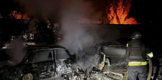 Пожежа після обстрілу у Дніпропетровській області, пошкоджені будинки і автомобілі