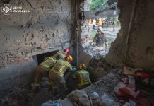 Руйнування п’ятиповерхового будинку після влучання російського безпілотника в Конотопі