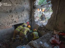 Руйнування п’ятиповерхового будинку після влучання російського безпілотника в Конотопі
