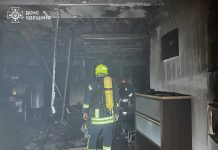 Дрони РФ атакували Одесу: постраждали люди, горіла квартира Пошкоджені фасади житлових будинків в Одесі після нічного обстрілу