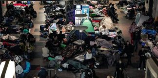 Люди перебувають на станції київського метро під час повітряної тривоги