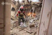 Росія атакувала Суми: шестеро постраждалих, горів житловий будинок Пожежні ліквідовують наслідки атаки у житловому будинку в Сумах вранці 12 червня 2026 року.