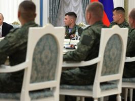 Путін розкрив плани щодо супутникової системи для армії РФ Президент Росії Володимир Путін під час зустрічі з військовими в Кремлі на День Росії