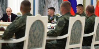 Президент Росії Володимир Путін під час зустрічі з військовими в Кремлі на День Росії