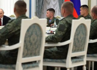 Путін розкрив плани щодо супутникової системи для армії РФ Президент Росії Володимир Путін під час зустрічі з військовими в Кремлі на День Росії