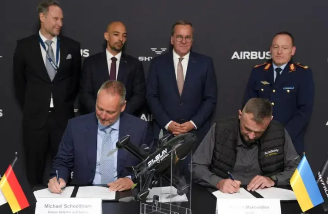 Підписання меморандуму між CEO SkyFall Миколою Маковєєвим та CEO Airbus Defence and Space Міхаелем Шельгорном на ILA Berlin Air Show 2026.