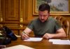 Зеленський підписав закон: російську мову виключили з Хартії Підпис Президента України на офіційному документі щодо оновлення Хартії мов.