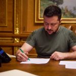 Зеленський підписав закон: російську мову виключили з Хартії
