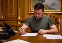 Зеленський підписав закон: російську мову виключили з Хартії Підпис Президента України на офіційному документі щодо оновлення Хартії мов.