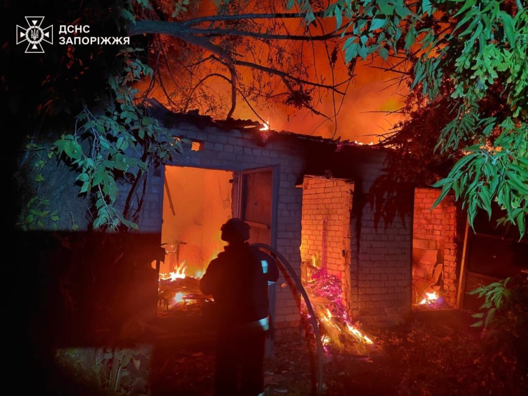 Пожежа у багатоповерховому будинку після авіаудару в Запорізькій області