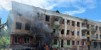 Пошкоджені житлові будинки після авіаудару по Слов’янську на Донеччині