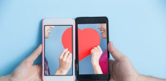 Generation Z avoids taking risks in romantic relationships and feels isolated due to fear Phones with dating apps