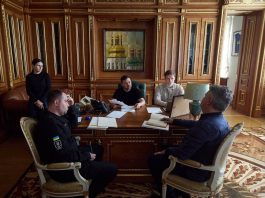 Зеленський провів розмову з Трампом: що обговорили перед самітом G7 Володимир Зеленський під час розмови з Дональдом Трампом обговорює військову допомогу і мир