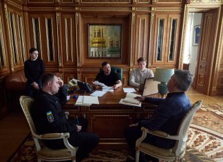 Зеленський провів розмову з Трампом: що обговорили перед самітом G7 Володимир Зеленський під час розмови з Дональдом Трампом обговорює військову допомогу і мир