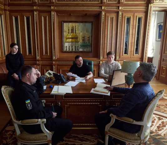 Зеленський провів розмову з Трампом: що обговорили перед самітом G7 Володимир Зеленський під час розмови з Дональдом Трампом обговорює військову допомогу і мир